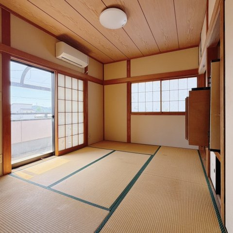 ■和室｜独立している和室なので1人の時間を充分に楽しめます。フローリングやソファーでは味わえない質感でリラックス効果もあります。