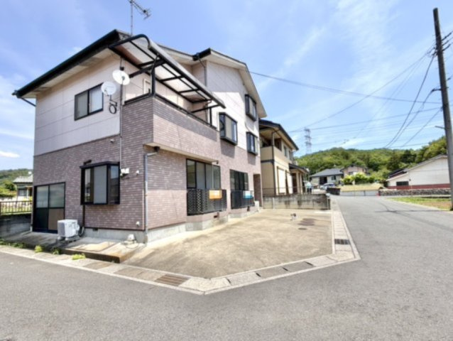 ■外観｜室内の隅まで陽射しが差し込みやすい全居室南向き♪リビングやバルコニーからお子様の遊ぶ姿を見守ることができます。