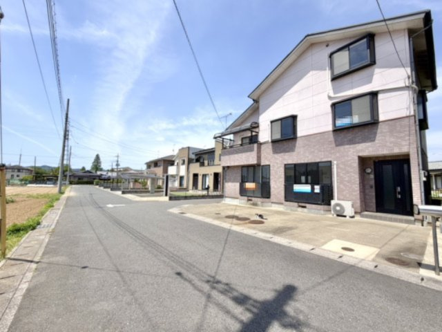 ■外観｜前面道路が広く見渡しが良いため、車の出入りやすれ違いもスムーズで日々の運転も安心して行えます♪