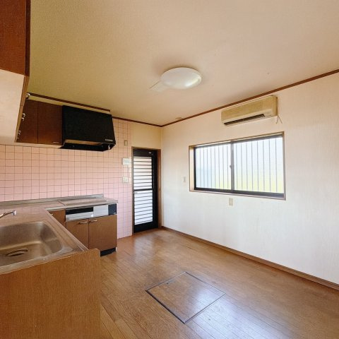 ■キッチン｜キッチンの部屋が独立している為、お料理時の油の臭いや煙などが隣接するお部屋に充満しにくい造りとなっています♪