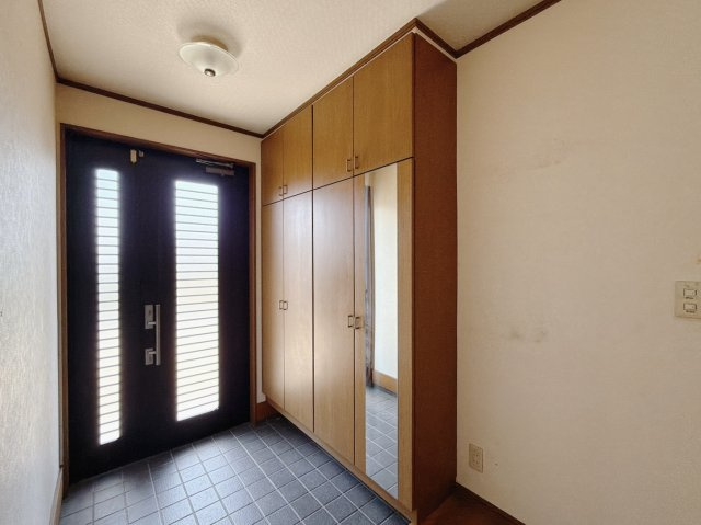 ■玄関｜収納豊富な玄関♪全身ミラー付き収納もあり、お出かけ前の身だしなみチェックもバッチリです！