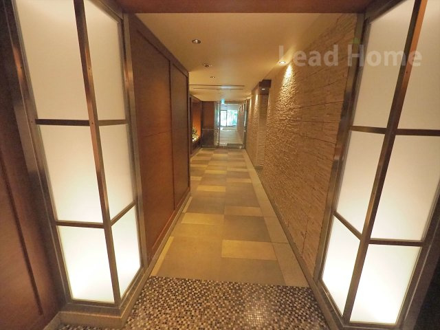 和の趣を感じる落ち着いたデザインの共用廊下！天候に左右されず快適にお部屋まで出入りができますね♪