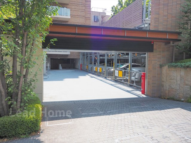 緑の植栽が彩る見通しの良い敷地内駐車場！前面道路からの出入りもしやすく毎日の運転も安心ですね♪