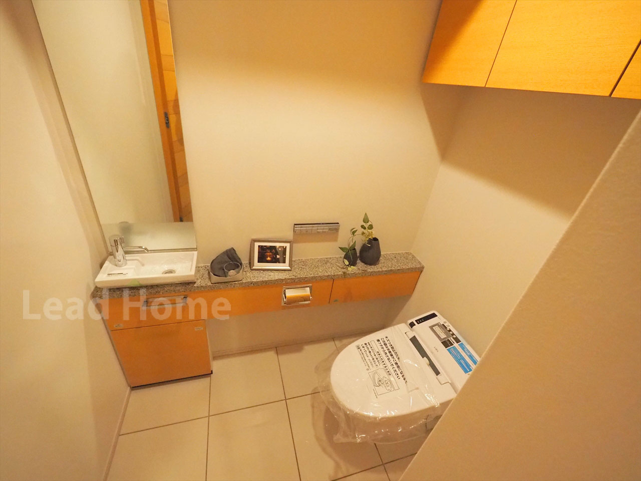 専用の手洗いカウンターを備えた清潔感あふれるトイレ！上部棚付きでストック類もすっきり片付きます♪