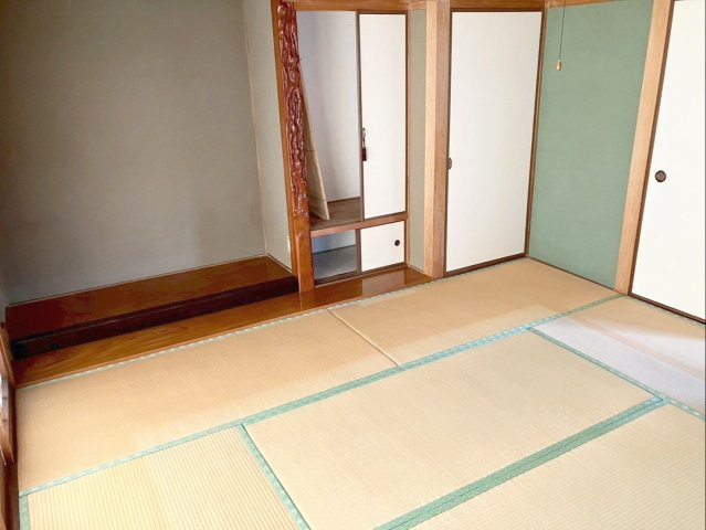 南側と東側の窓から自然光が入る、明るく暖かい印象の空間です！