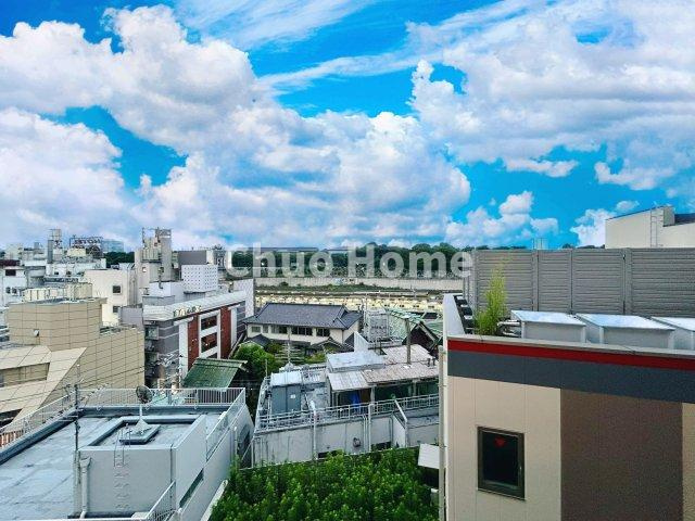 手を伸ばせば、ふれることが出来そうな環境が、そのままインテリアになったような印象です。その豊かな眺望にふさわしい空間には、通風・採光にも優れ、心地よい光と風があふれています