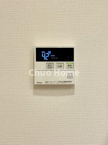 【給湯リモコン】外での一日を忘れさせてくれるオートバス機能でお好みの湯量・温度に調整された浴槽。