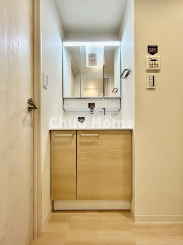 【洗面化粧台】洗面化粧台には三面鏡を採用。身だしなみを整えやすい事はもちろんですが、鏡の後ろに収納スペースを設ける事により、散らかりやすい洗面スペースをすっきりさせる事が出来るのも嬉しいですね
