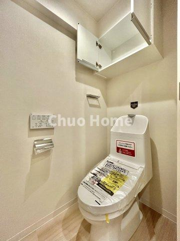 【トイレ】　収納スペースをしっかりと確保した温水洗浄便座機能付きトイレ。温水洗浄便座は清潔にお使いいただくための大切なアイテムです。