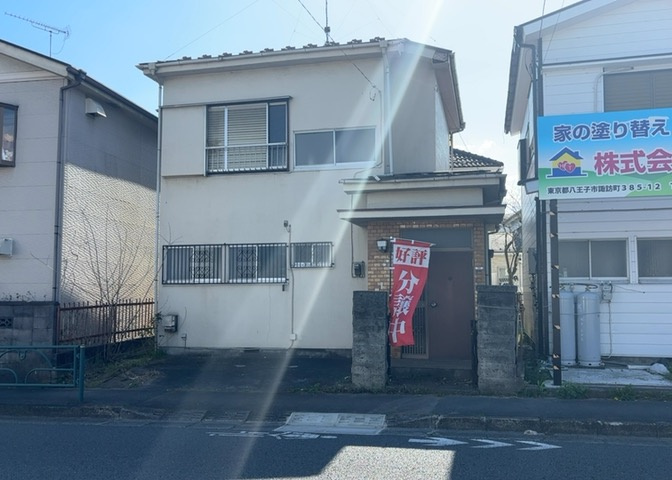 土地の形が極端に長細かったり、狭小地、あるいは道路との高低差がある傾斜地だった場合、後々売ろうとしても買い手がつかない場合もあります。後々、売却することになった時に価値の下がらない土地を選びましょう。