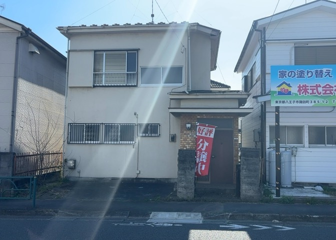 土地の面積＝住宅面積ではありません。建ぺい率の問題などで、土地のある場所によって住宅を建てられる面積は限られています。高さもしかり、「土地」という言葉の中には、建築条件も含まれると考えておきましょう。
