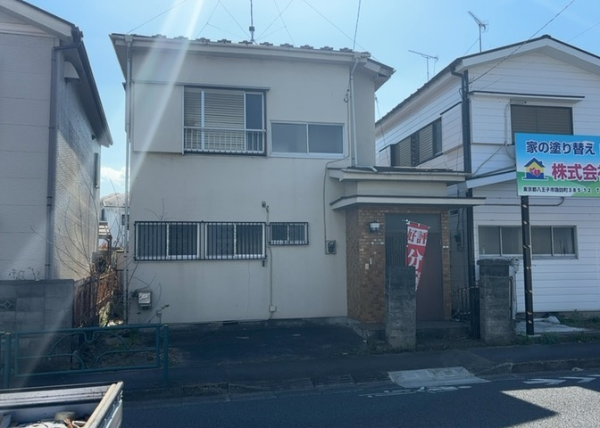 家を建てる場合、方位は要チェックです。現実的に日当たりのよい家ならばリビングは南側、建築基準法でも北側に当たる家への配慮は求められています。土地を見学に行く際は、方位磁針を持って行くようにしましょう。