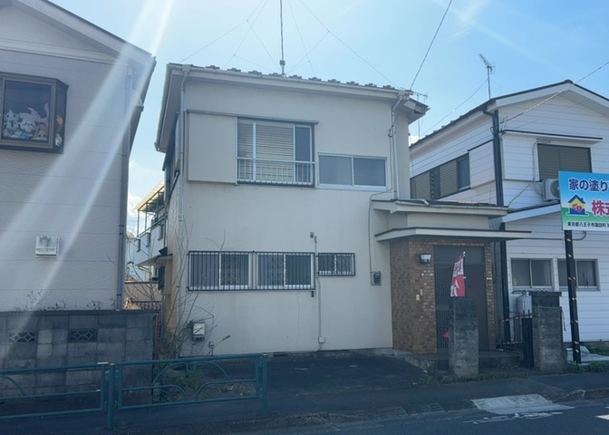 土地の前の道路に消火栓が設置されていることがあります。この場合、道路交通法第45条第1項により、駐車禁止の場所が指定されています。そのため、車庫などの駐車スペースをつくることができない場合があります。