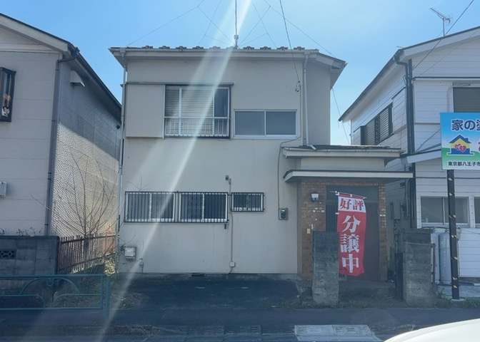 現地に行くなら、物件の周囲の地形がどうなっているかを見ることも大切です。周辺より低くなっている土地では、大雨などで水が集まりやすいため、地盤が弱くなっているということも考えられるため、注意が必要です。
