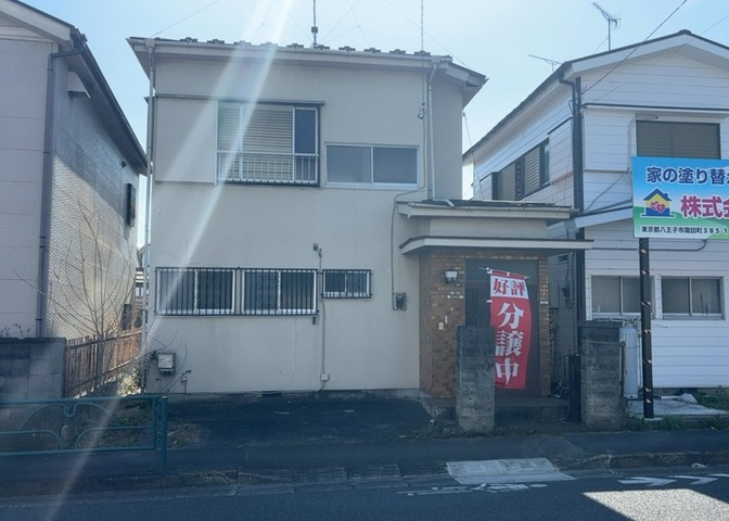 土地購入を検討されている場合、境界杭がない状態で購入してしまうと境界確定測量をする必要があり、費用がかかります。購入の前に、売主、隣土地所有者立ち合いのもと境界を確定し境界杭を設置するのがベストです。