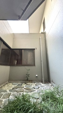 上部から日が差しこむ専用庭となっております