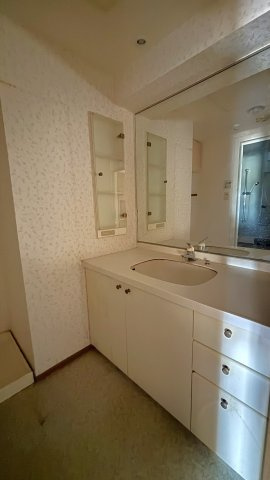 横も広い洗面化粧台で朝の準備もゆったり行うことができます