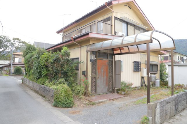 隣家の土地はどうなっているのか、生活利便施設が近くにあるのか、学校まで近いかなど、お客様のライフスタイルにあわせたイメージが重要です。また、近くにあると困る施設が近くにないかも確認するといいでしょう。