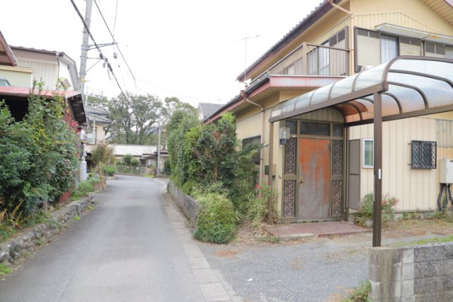 土地購入を検討されている場合、境界杭がない状態で購入してしまうと境界確定測量をする必要があり、費用がかかります。購入の前に、売主、隣土地所有者立ち合いのもと境界を確定し境界杭を設置するのがベストです。