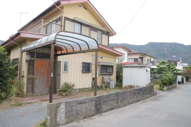 家を建てる前提で土地を探している場合、地盤の丈夫さは譲れない条件の一つです。地盤が脆弱だと追加工事が必要となります。また、過去に地盤沈下や液状化現象を起こした土地は、できるだけ避けた方がいいでしょう。