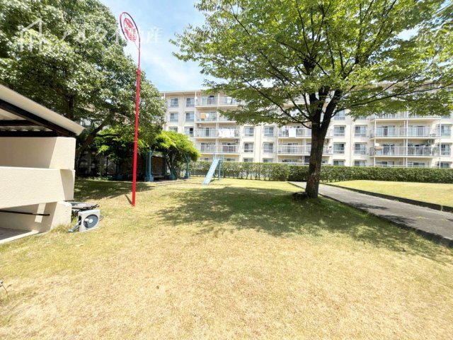 敷地内に公園がございます