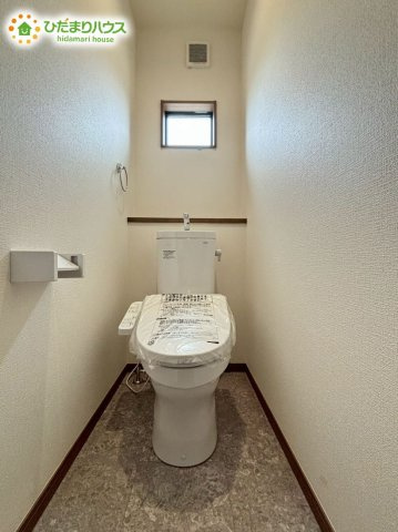 小窓が付いているので、トイレも明るい空間になっております♪      　