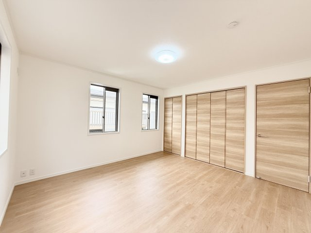 2階　もう一部屋の8帖洋室も二面採光で明るく、大きな収納が完備されております。
