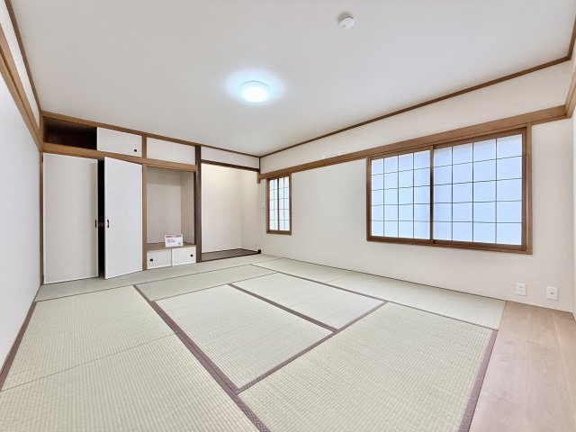 1階　和室は約10帖と広々していて、畳は表替えしており障子・襖は貼替えをしております。
