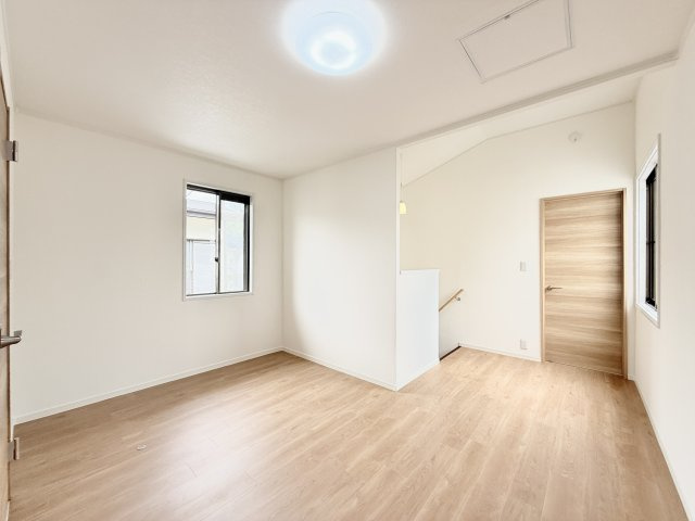 2階　階段上がってすぐの所に広々したホールがあります。窓もありお家の空気を循環させることができますよ☆
