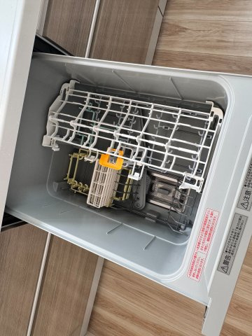 毎日の食器洗いの負担を大幅に軽減してくれる便利なビルトイン食器洗い乾燥機を完備しています。高温洗浄でスッキリと洗い上げ、家事の時間を短縮できる、忙しいご家族に嬉しい機能的な設備仕様です。