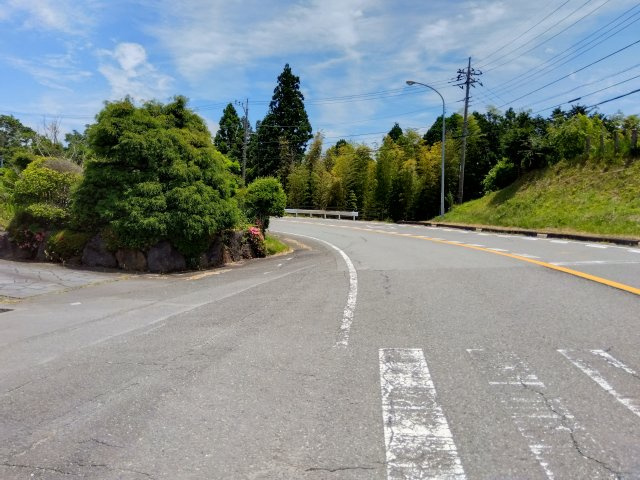 伊豆縦貫道や国道1号線が近くに走っています。通勤や市街地までのアクセスも悪くない立地となっています。