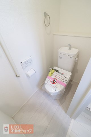 細かな温度調節ができ、清潔・快適に使用できる温水洗浄機能付トイレを採用しています。