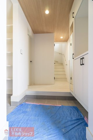 白を基調としたスタイリッシュな玄関。シューズクロークを完備するなど実用性も高いです。