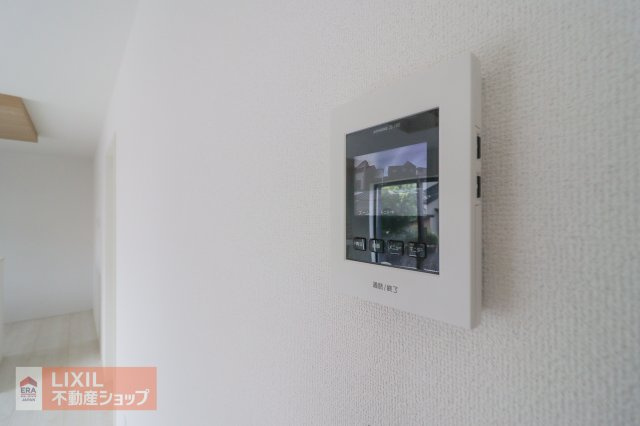 モニター付きインターホンです。玄関まで行かずに訪問者の姿を確認できるだけでなく、防犯にもつながるとても便利なアイテムですね。