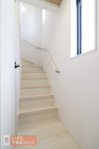 階段は手すり付き・折り返し設計。安全性の確保はもちろんのこと、住む人にとって上りやすく不便を感じない造りです。