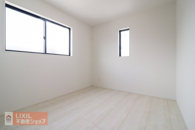 二面採光で太陽光が部屋に入りやすく、日中はとても明るいです。