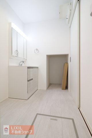朝の混雑時や、お子様と一緒のお風呂上がりでも、お互いぶつからずにゆったり着替えができる広さを確保しています。