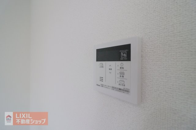 オートバスリモコンです。スイッチ1つで一定量の湯を浴槽に張ったり、保温や追い焚きをすることができるシステムが付いています。浴室以外からでも楽々操作が出来ます♪