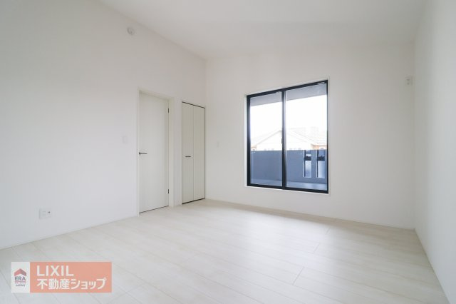 南に面した洋室は陽光ふりそそぐ明るい室内、2面採光で明るい印象の空間で開放感があります。