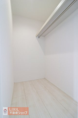 ハンガーパイプにかけられた衣類を一目で確認することができるので、探しているものが見つけやすく、必要なものもすぐに取り出すことができます。