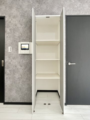 デザイン性を重視しすぎて収納が少なかった！なんてことにならないため、事前に現地で収納の数を確認しておくことをお勧めします。クローゼット以外にも床下収納や屋根裏収納、パントリーなどもチェックしましょう。