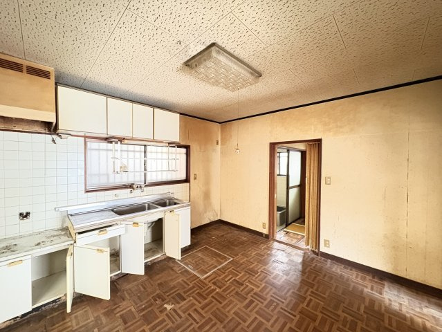 キッチン横にはダイニングスペースを確保しており、食事スペースとしてゆったり利用できます。家具の配置もしやすい広さがあり、ダイニングテーブルや収納棚なども設置可能。隣の水回りへもスムーズに移動できます。