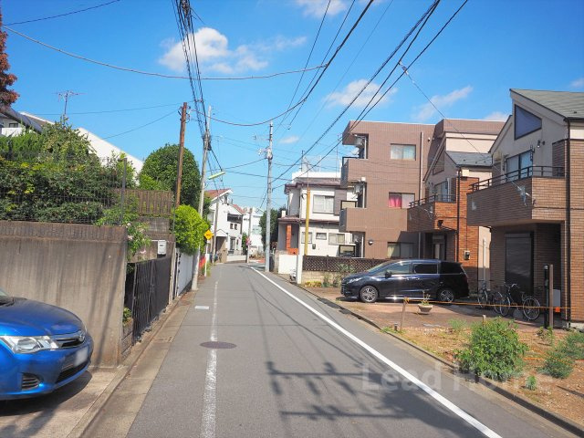 見通しが良く綺麗な前面道路に面しています！車通りが控えめで小さなお子様がいるご家庭も安心できます！
