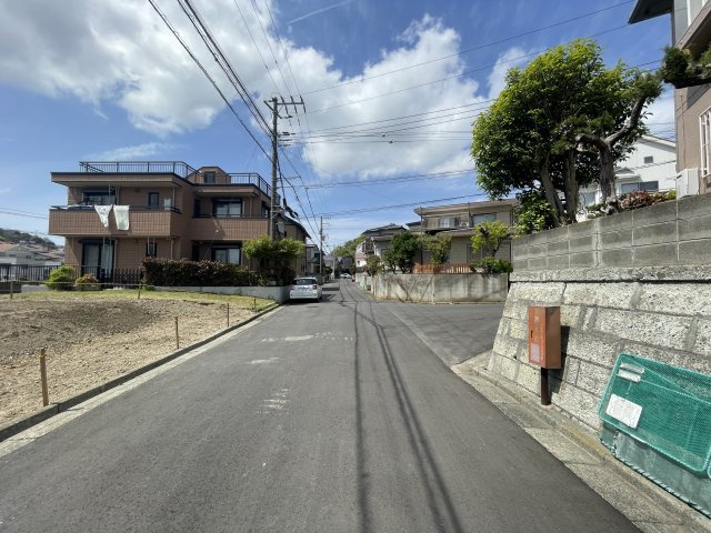 前面道路幅員約6m、車通りも多くないため駐車がスムーズ！