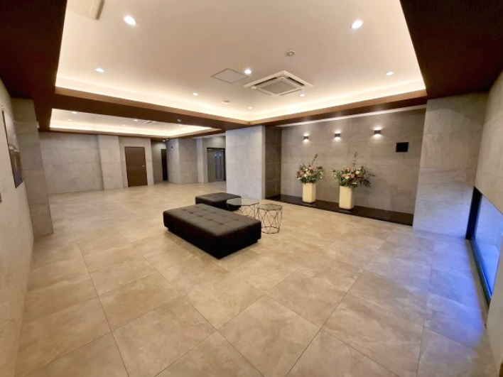 ホテルのようなラグジュアリーなエントランス。非日常感と快適な居住体験を得られます。