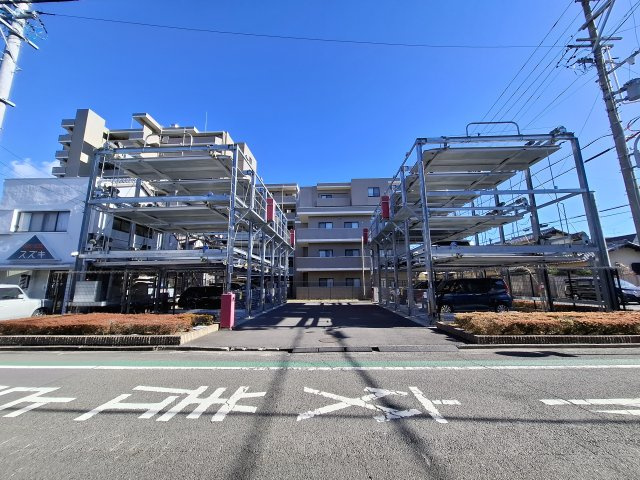 たくさん駐車できる大きな立体駐車場があります！