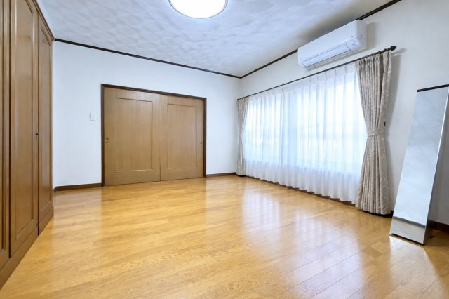 ゆとりある広さの8帖洋室。大きなクローゼット付きで収納力も確保。お部屋をすっきり。シンプルな内装は家具の配置もしやすく、主寝室や子ども部屋など多用途に活用。落ち着いた雰囲気で快適なプライベート空間。