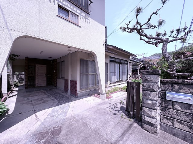 屋内車庫は、雨や直射日光から大切なお車を守れる安心の設計。天候に左右されず乗り降りができ、荷物の出し入れも快適に行え、日々の使い勝手も良好です。防犯面や車両保護の観点からも魅力的なポイントです。