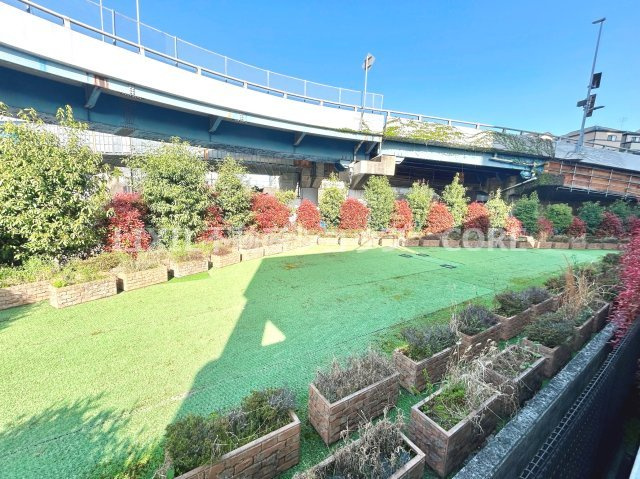 建物や壁に囲まれた外部空間で、採光・通風の確保、防犯性の向上といったメリットもございます。