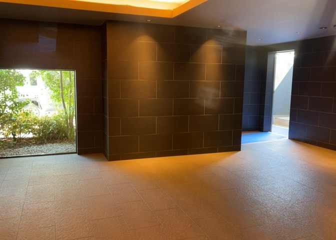 共用部分は、一棟の建物に住む区分所有者全員が共同で所有するとし、共用部分の管理、補修などは、区分所有者で形成される管理組合が行います。個人の判断で勝手に変更することはできませんので覚えておきましょう。